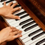 Posição correta para tocar teclado e piano 1